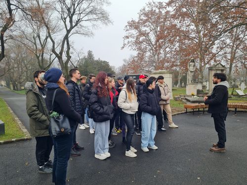 A Nemzeti Emlékezetpedagógiai Program keretében iskolánk 12. évfolyamos tanulói tárlatvezetésen vettek részt a Fiumei úti sírkertben.