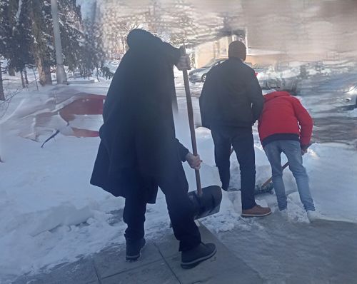 Kálváriaparti feljáró járda jégtelenítésében segítettek tanulóink.